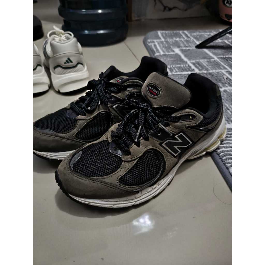 NB New Balance 2002R Black Dark Grey Original Size 43 Sneakers Premium Preloved Like New
