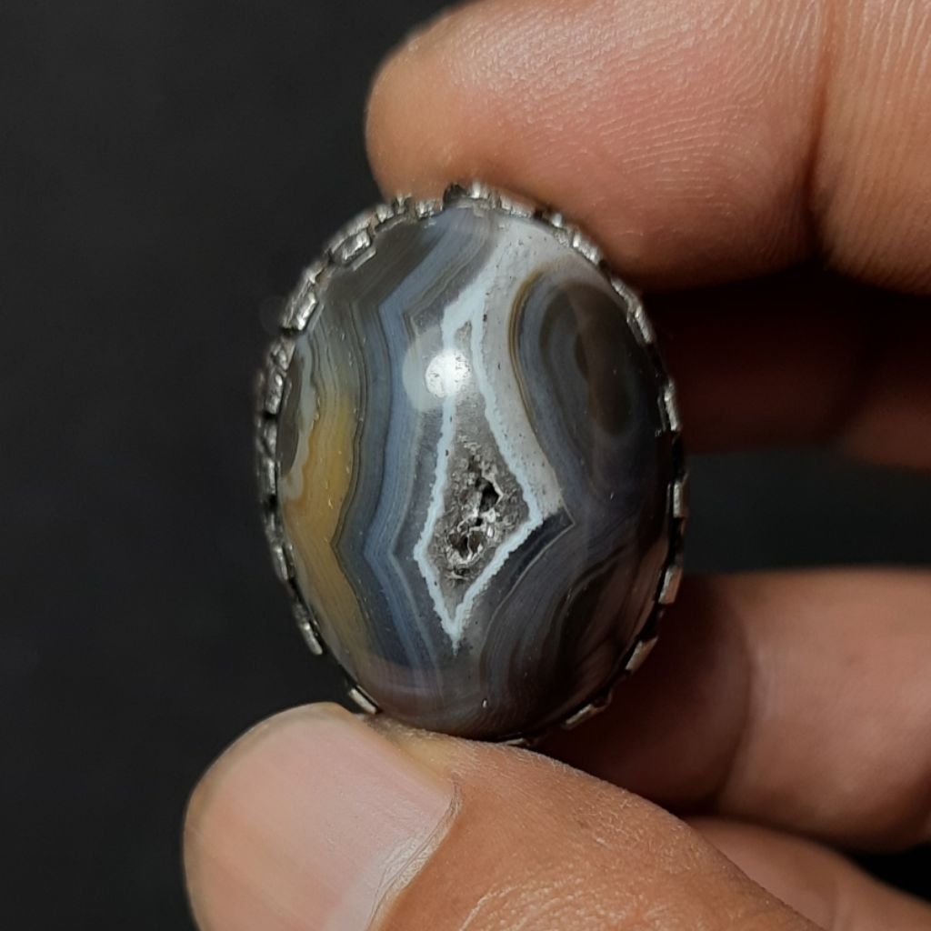 Batu akik kantong semar combong