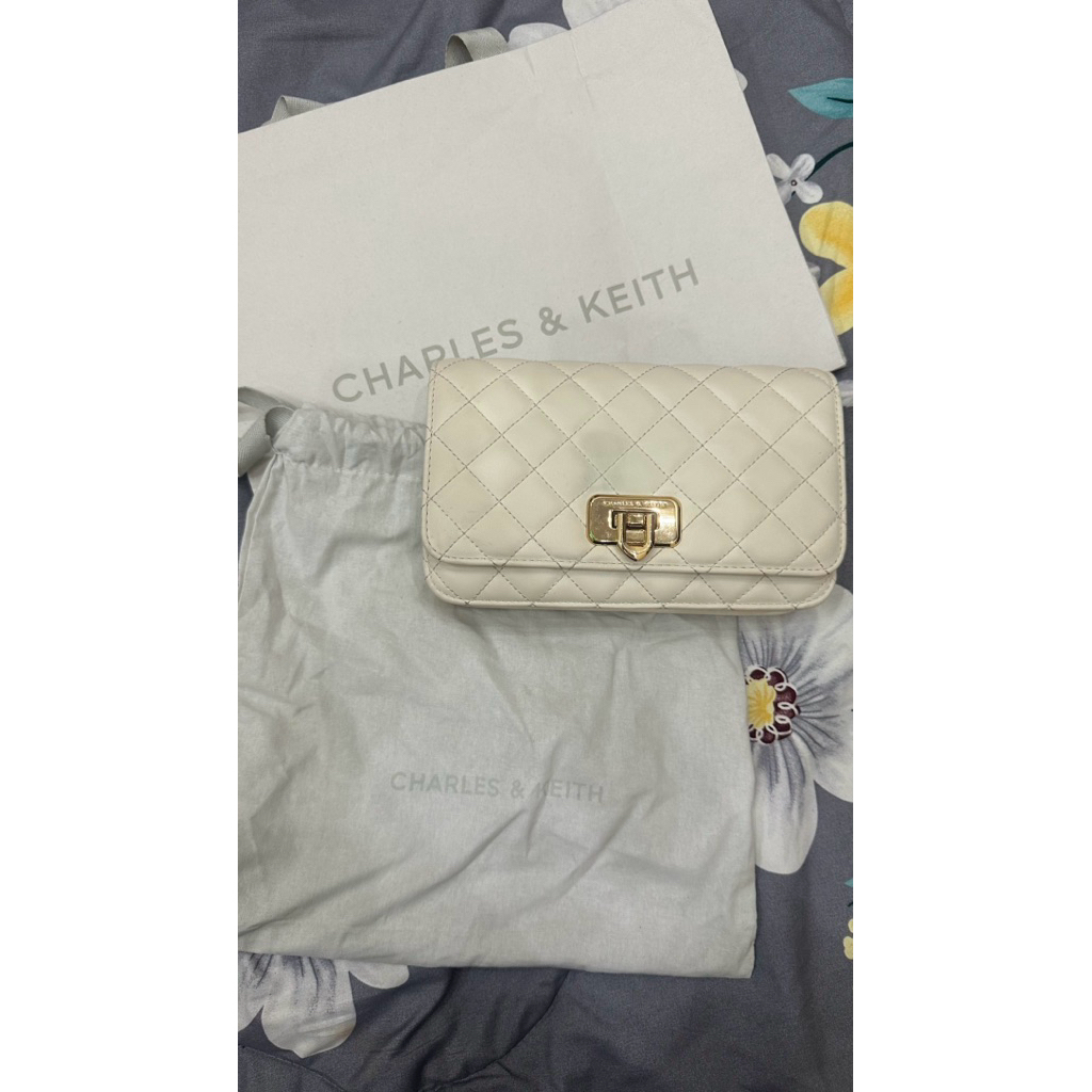 Preloved tas charles & keith (ORI 100%)