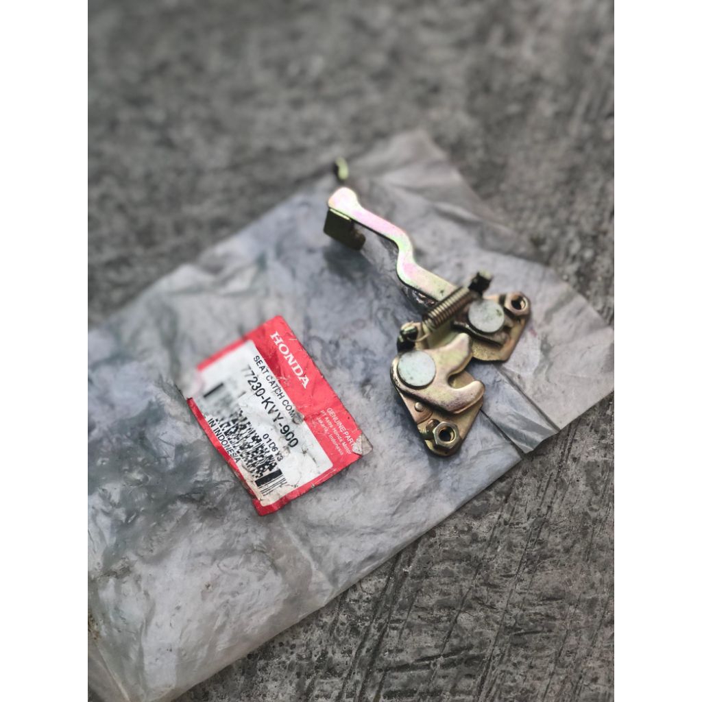 77230-KVY-900 Lock Seat Comp KVY pengunci jok beat karbu