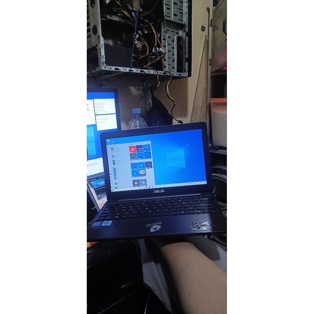 LAPTOP NOTEBOOK ASUS E203 4GB EXPAKAI FUNGSI NORMAL