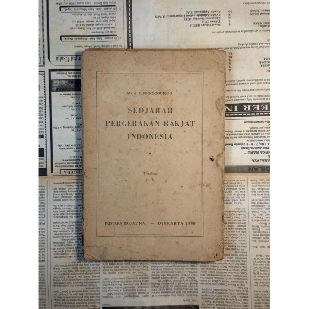 Buku Sedjarah Pergerakan Di Indonesia - Mr. A. K. Pringgodigdo (1950)