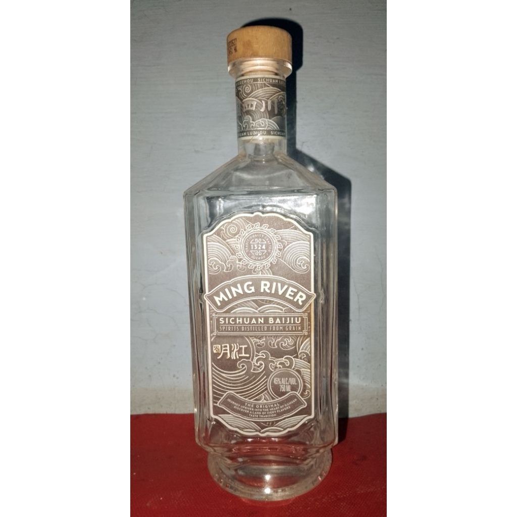 botol bekas minuman import untuk hiasan