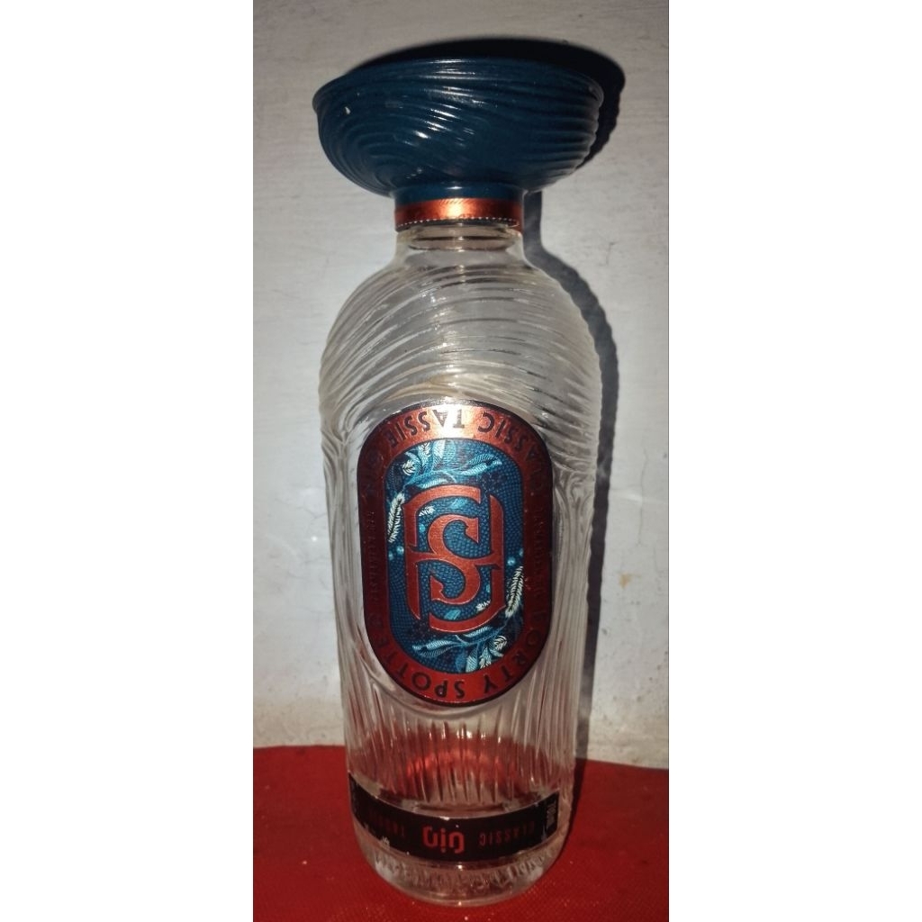 botol bekas minuman import unik untuk hiasan