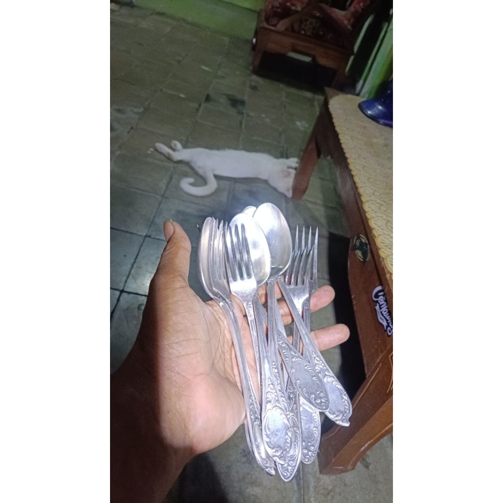 Sendok makan berbahan perak