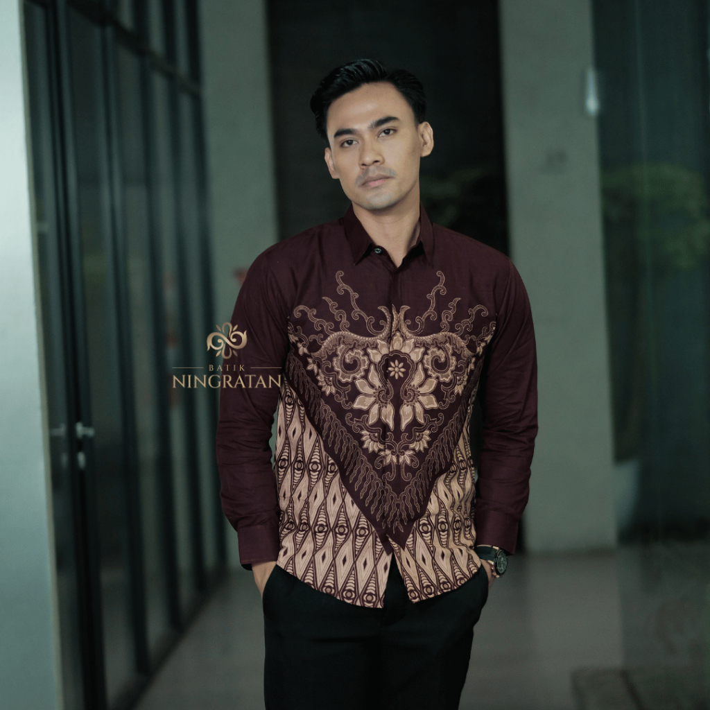 BATIK NINGRATAN MOTIF MAHESWARA BURGUNDY Kemeja Batik Pria Lengan Panjang Katun Reguler Lapis Furing