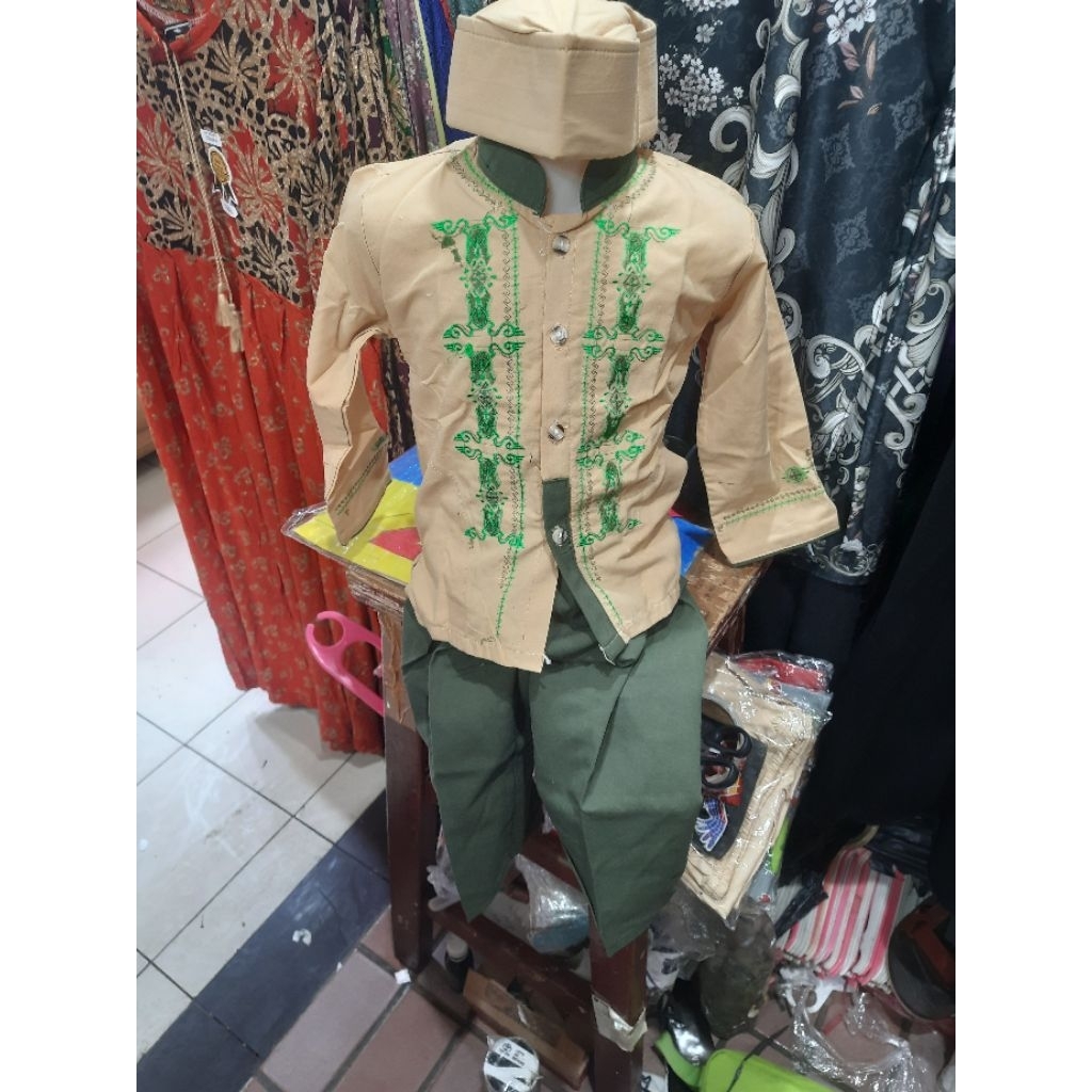 JUAL BAJU KOKO ANAK ANAK WARNA KREM KOMBINASI CELANA HIJAU ARMY DENGAN PECI