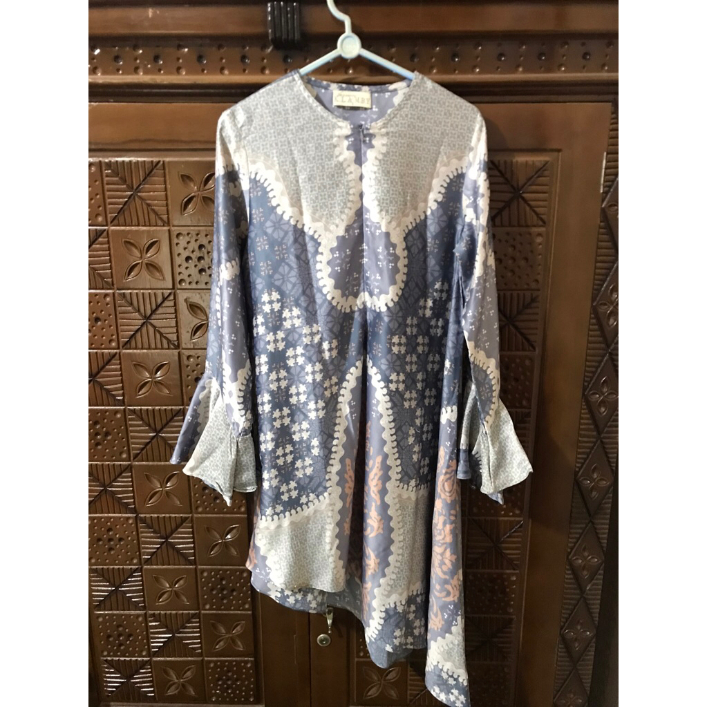 Preloved blouse wearing klamby