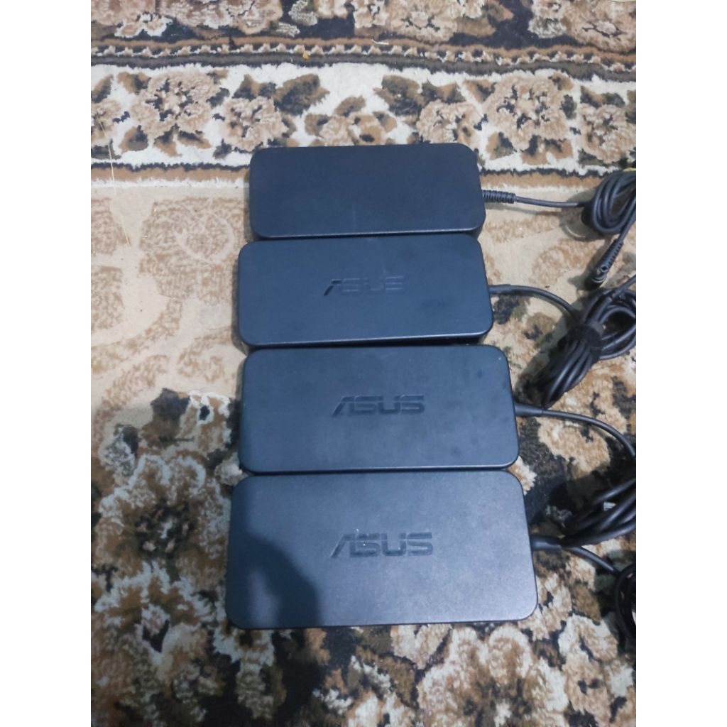 Adaptor laptop Asus ROG 19 volt 6.32 Amper kondisi normal second