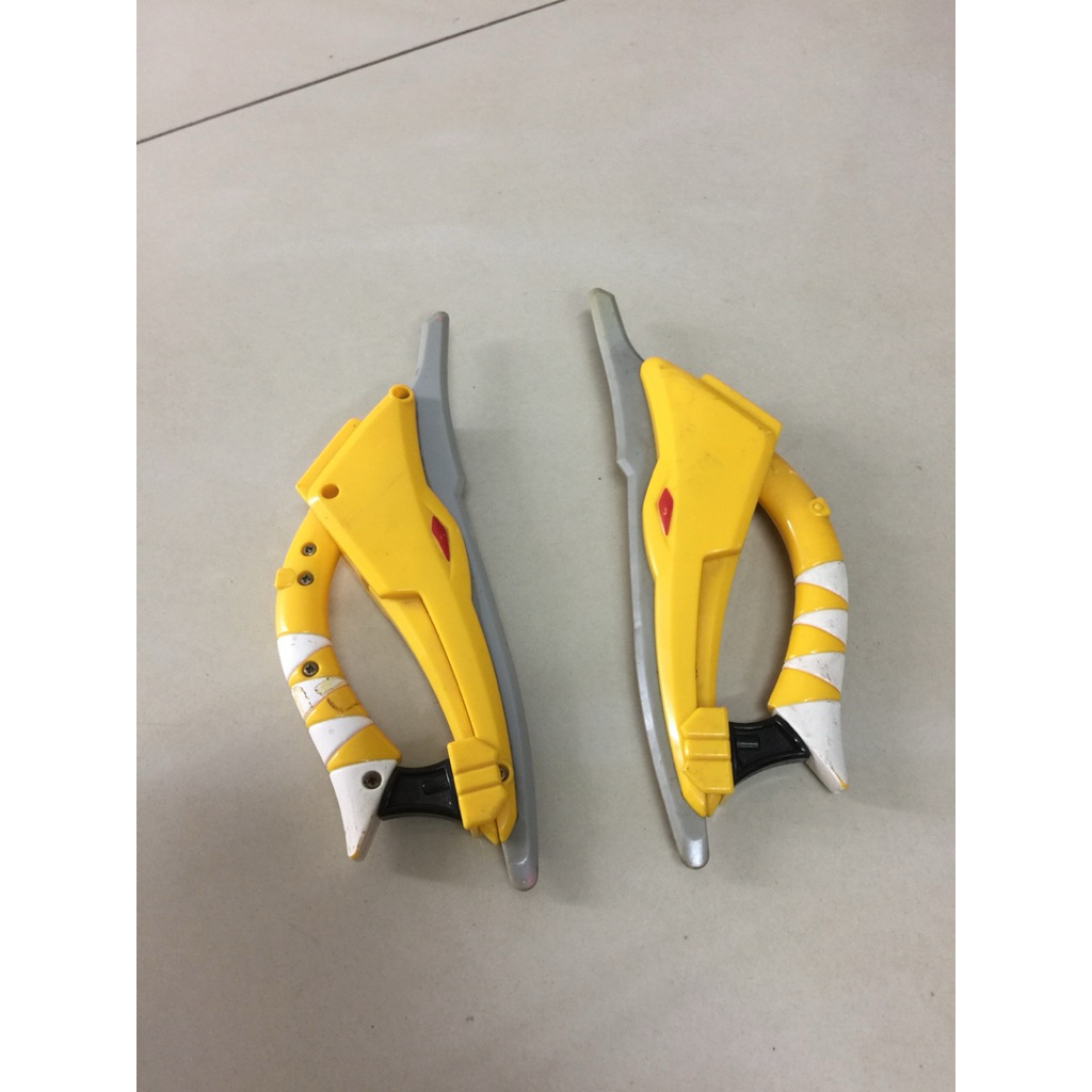 Pisau twin Power Ranger kuning