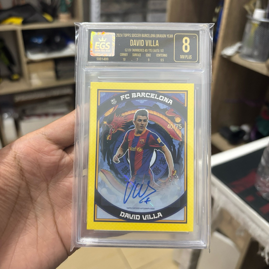 Kartu Bola Autograph David Villa Limit 40/75 2024 Topps Barcelona Dragon Year EGS 8 Auto 10