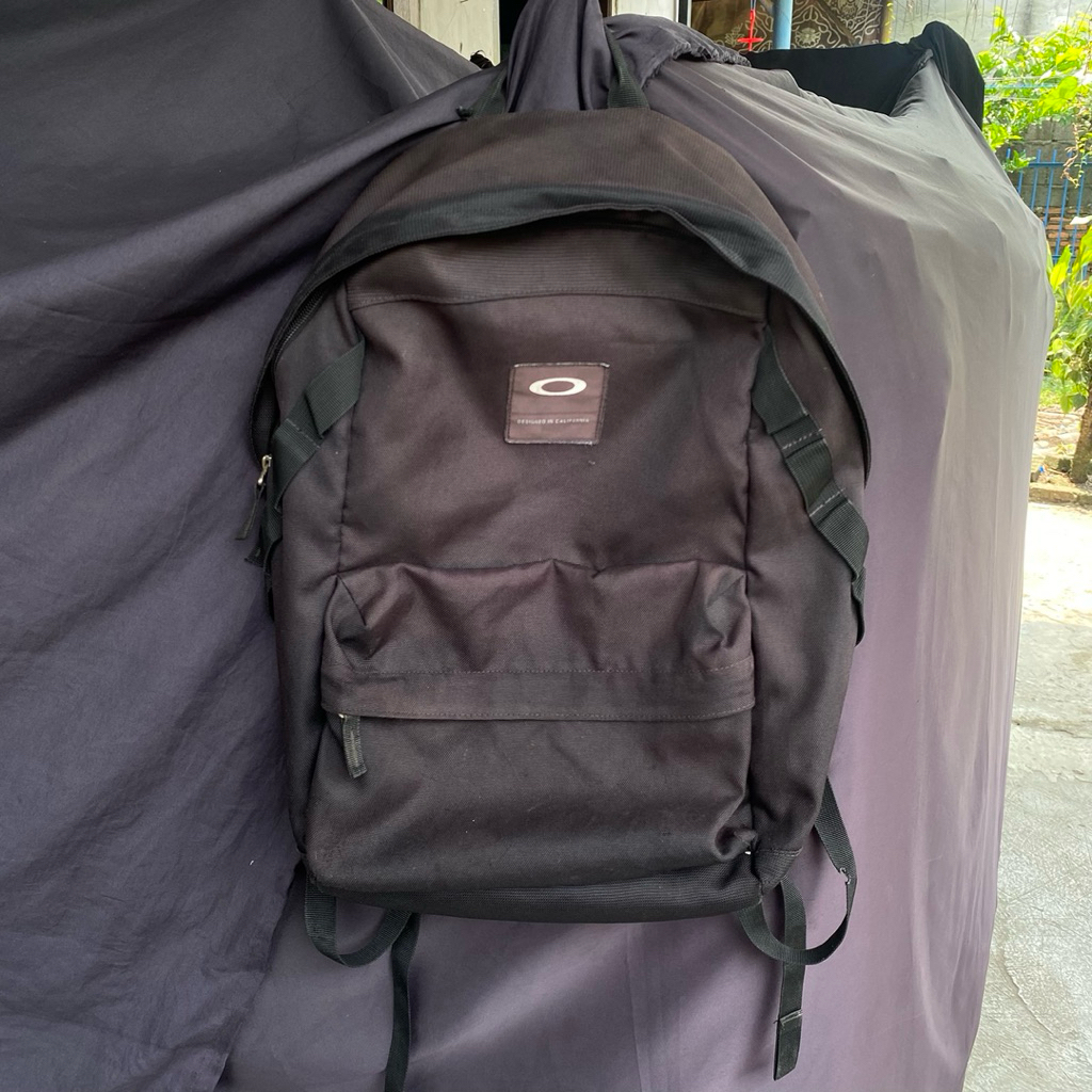 Oakley holbrook 20L black backpack