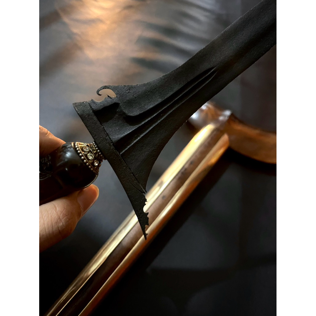 keris sepuh dapur sinom, pamor tangkis, singkir di sisi A dan keleng pada sisi B. warangka gayaman J