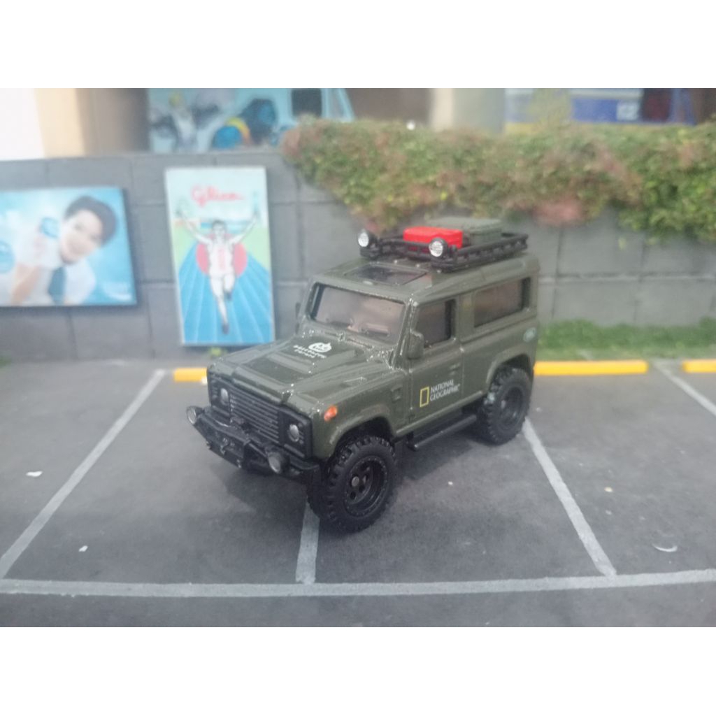 hot wheels land rover defender 90 custom national geographic (free box akrilik)