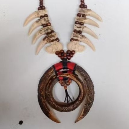 kalung etnik taring babi ukir melingkar