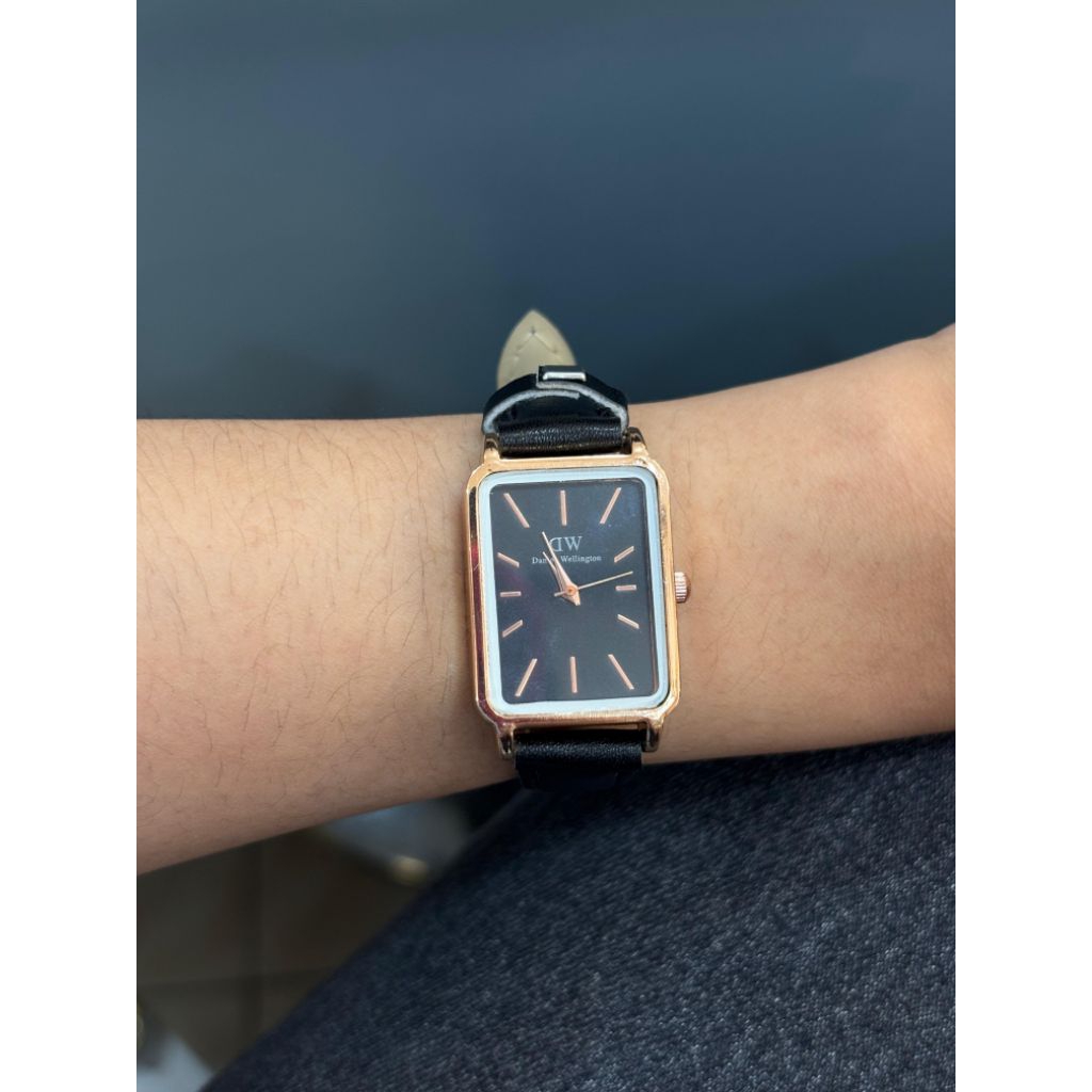 Jam Tangan wanita model kulit warna hitam petak