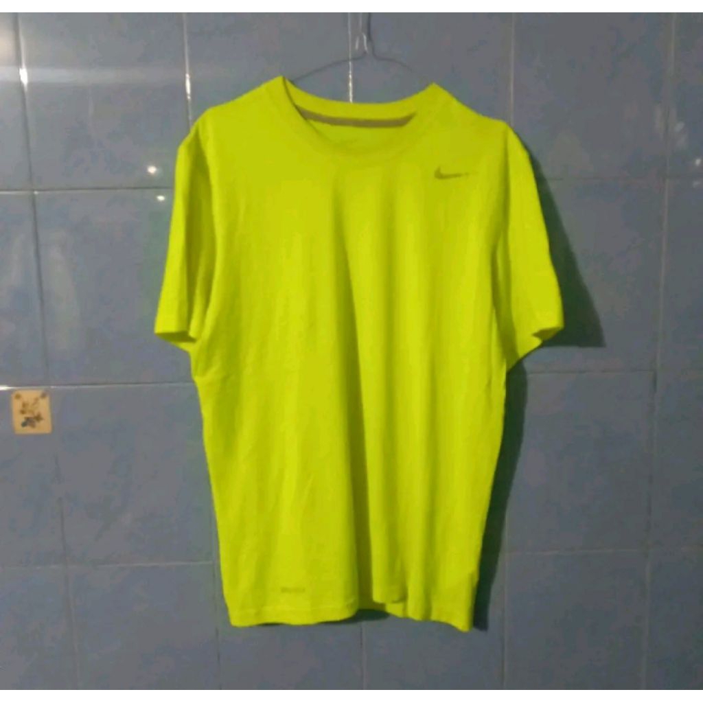 kaos olahraga Nike hijau neon