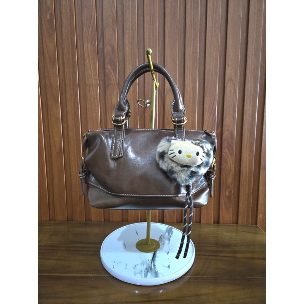 Tas Selempang Wanita dengan gantungan Hello Kitty