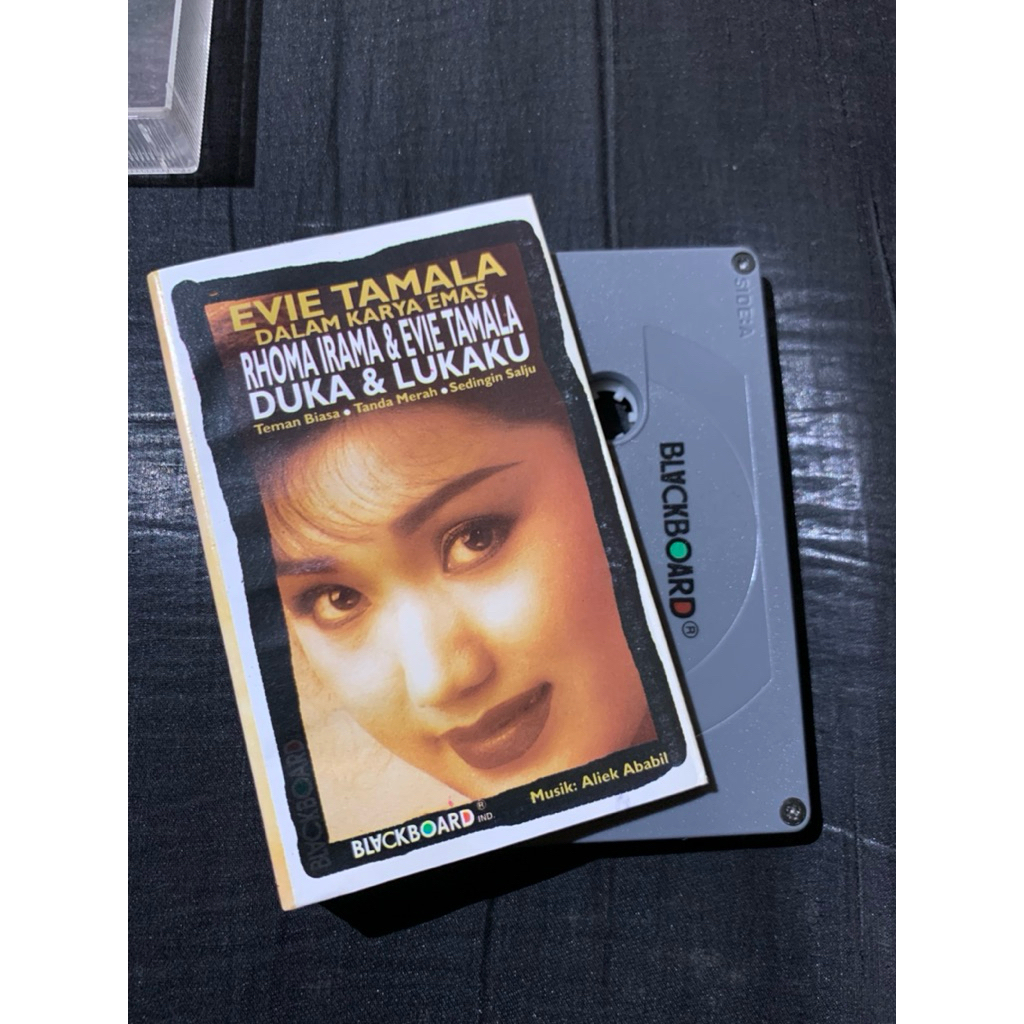 kaset pita Evie Tamala Karya emas