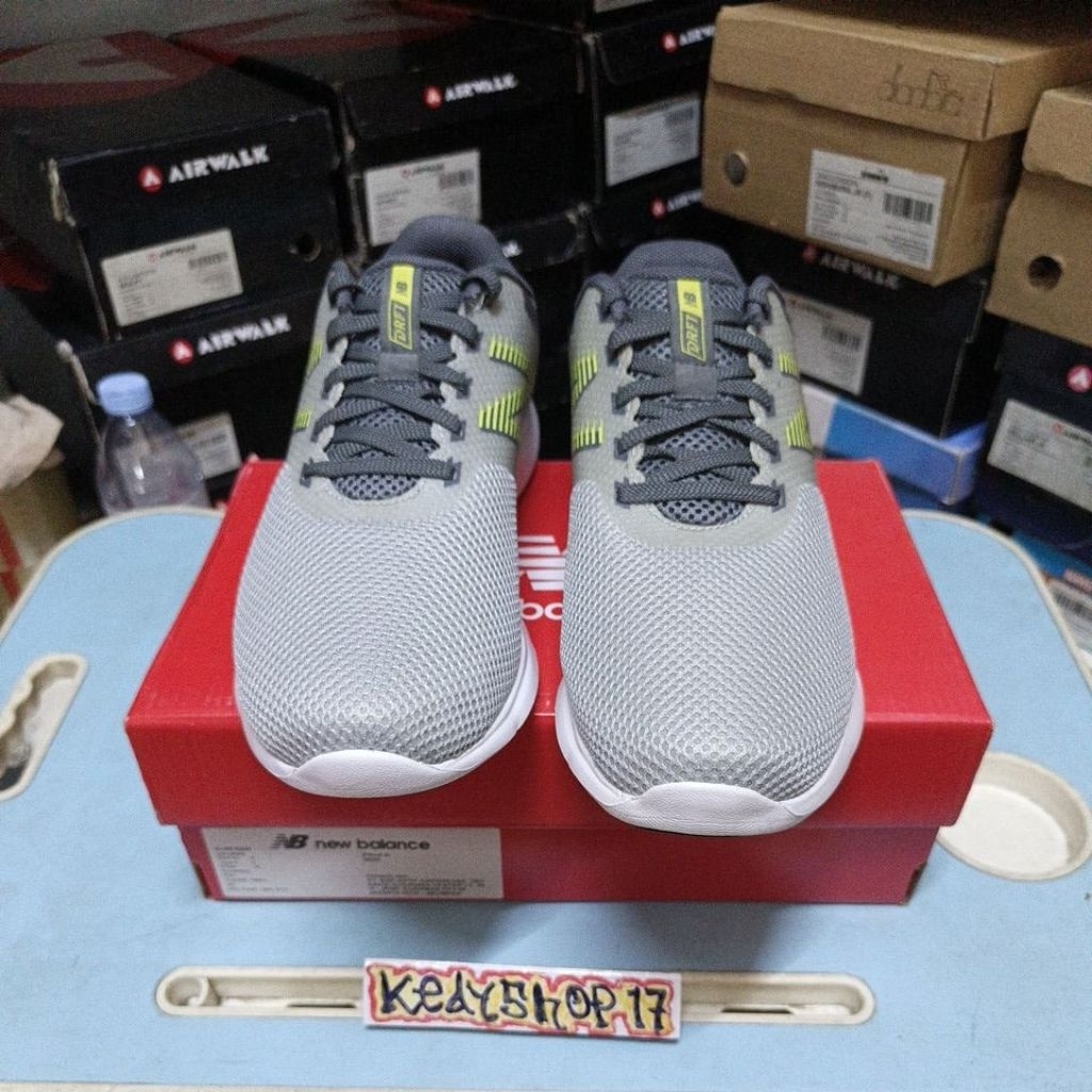 Sepatu Olahraga Pria NWBLC (MDRFTGY1) Light Aluminium/Lead Original Resmi Sport station.