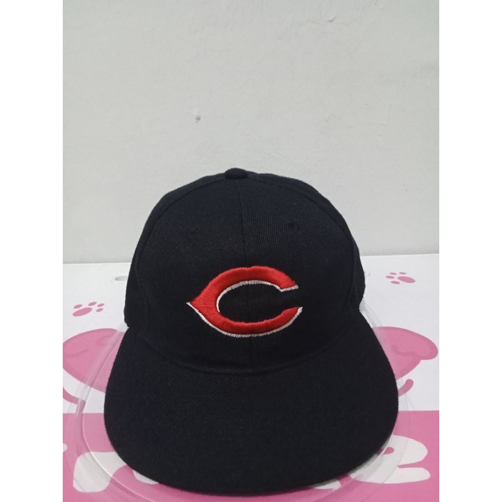 topi snapback logo c