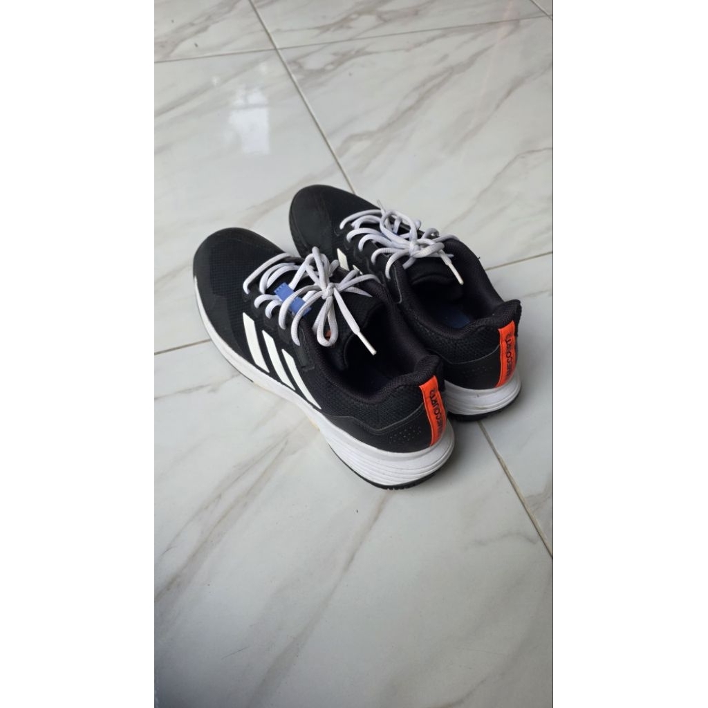 Sepatu tenis adidas Game Court 2
