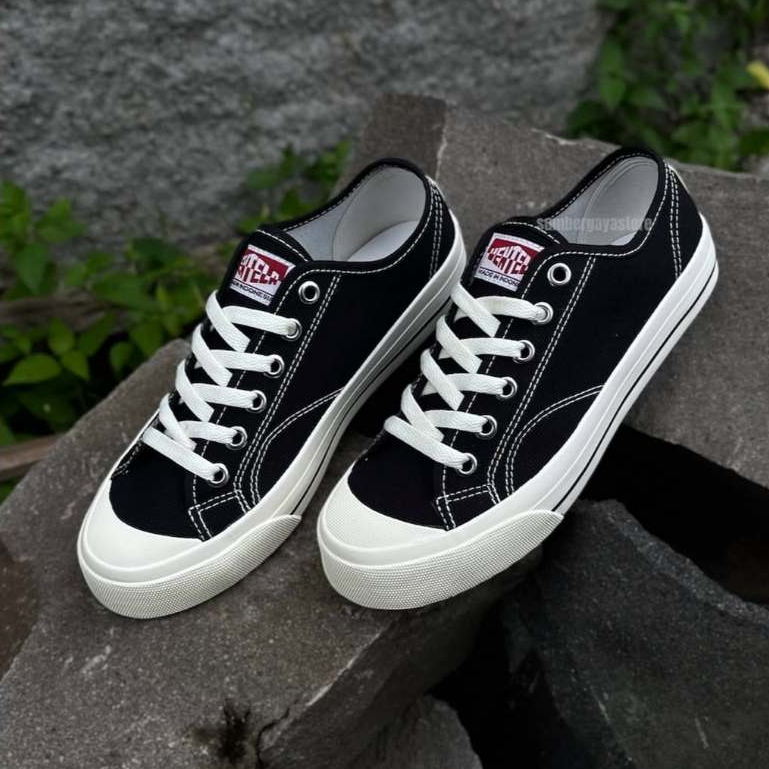 Ventela Student Sepatu Sekolah Basic Hitam Putih
