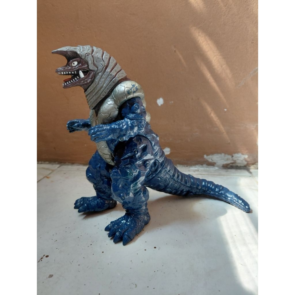Figure Kaiju Golza ultraman tiga original monster