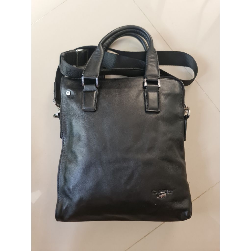 163. Sling Tote Bag Men Pria Cartelo Black
Mantan / Bekas / Second

Size : 28cm x 5cm × 32cm

Leathe