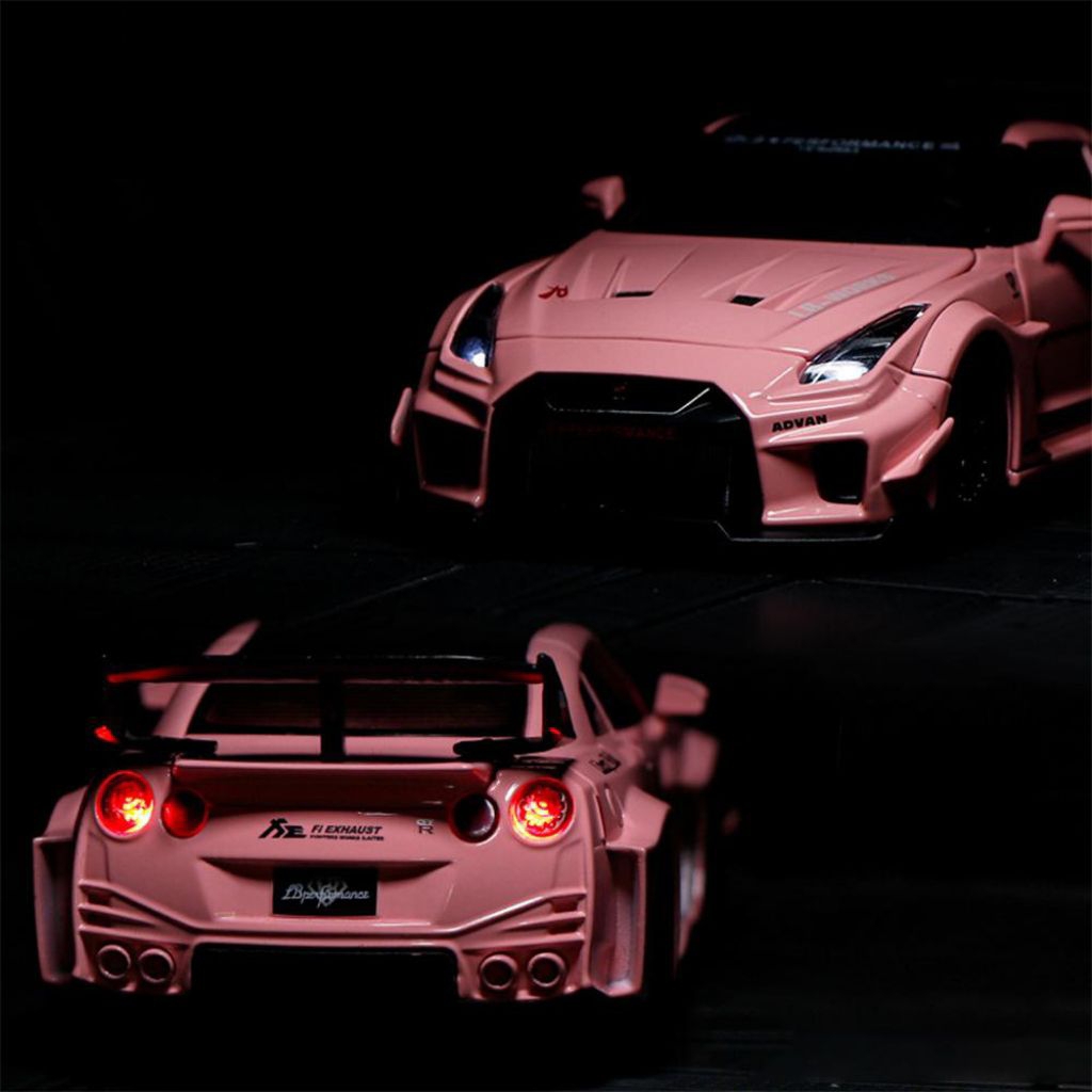 Diecast Nissan GTR R35 CSR2 LBWK Pink skala 1/32