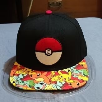 Topi Pokemon, visor aop, logo bordir, Snapback osfm, official tag.sz awal 56cm.