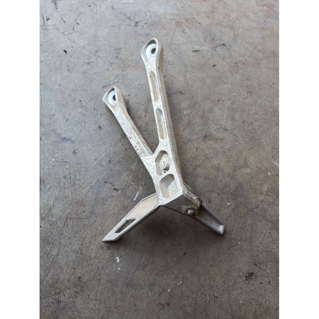 step belakang klik kiri CBR 150r k45 2022 original copotan