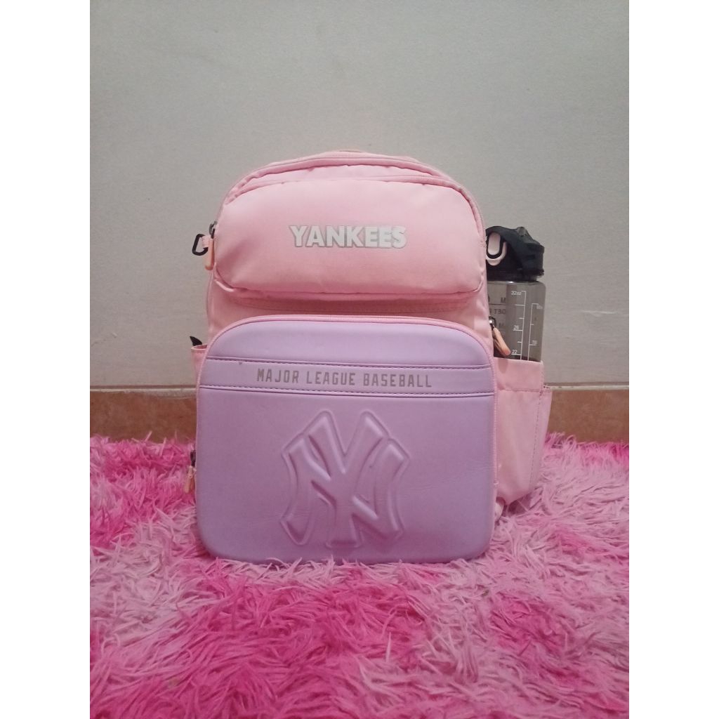 Tas ransel ini adalah MLB New York Yankees Mini Backpack
