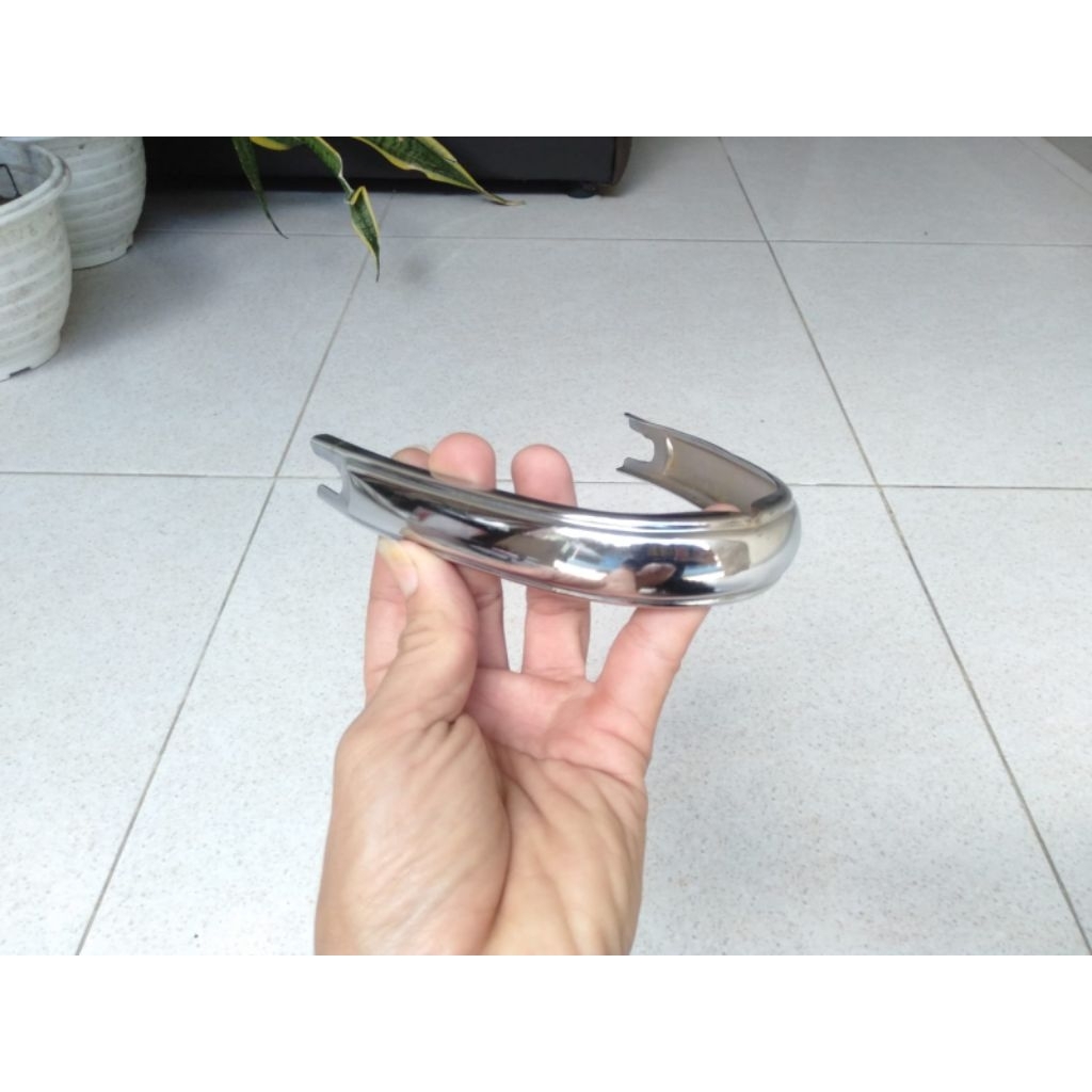 Bando Klem Sayap Tengah Legshield Tebeng Honda C100 C105 C110 C50 C70 C90 Pispot Original
