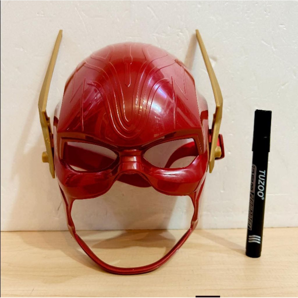 Mainan topeng flash DC Comics The Flash Hero Mask.     Features: It is a red, sculpted mask featurin