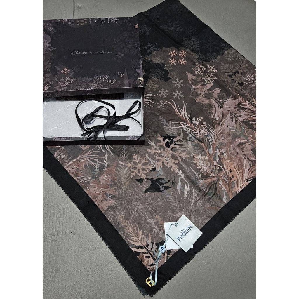 Buttonscarves New with box frozen black