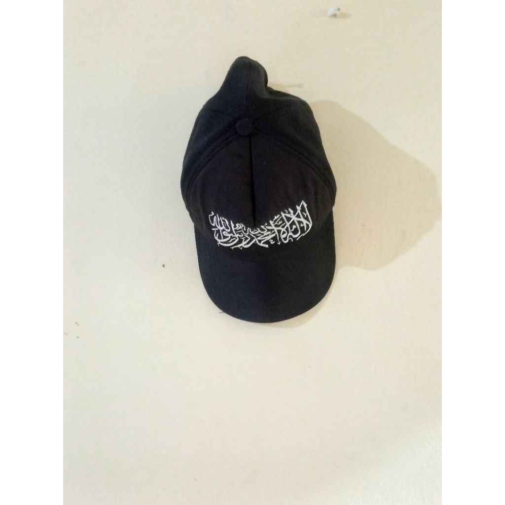 [PRELOVED LIKE NEW] Topi Hitam Bordir Kaligrafi Arab – Unisex Casual Style