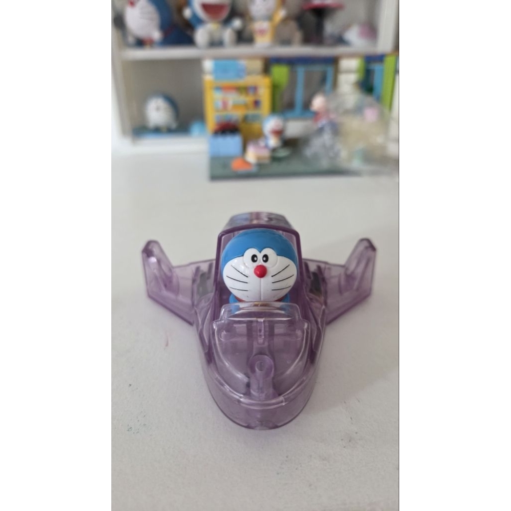 Preloved figure Doraemon naik pesawat