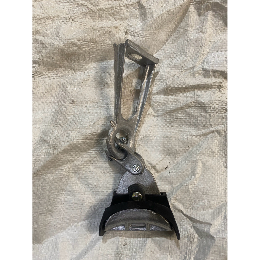 Suspensio Gantung Clamp Bracket Clamp Kabel Adss Fo  Untuk Tiang Telkom Pl