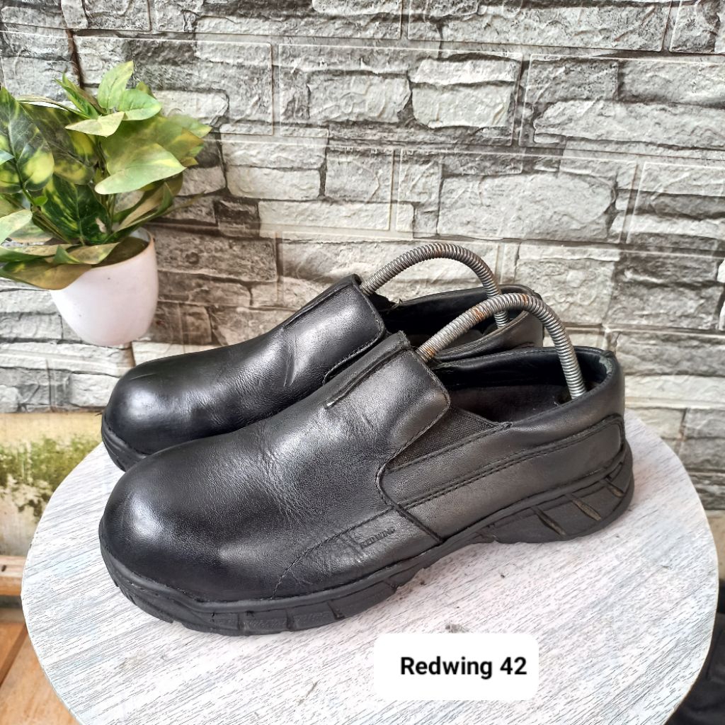 Sepatu second safety slip on merk Redwing size42 insol27cm