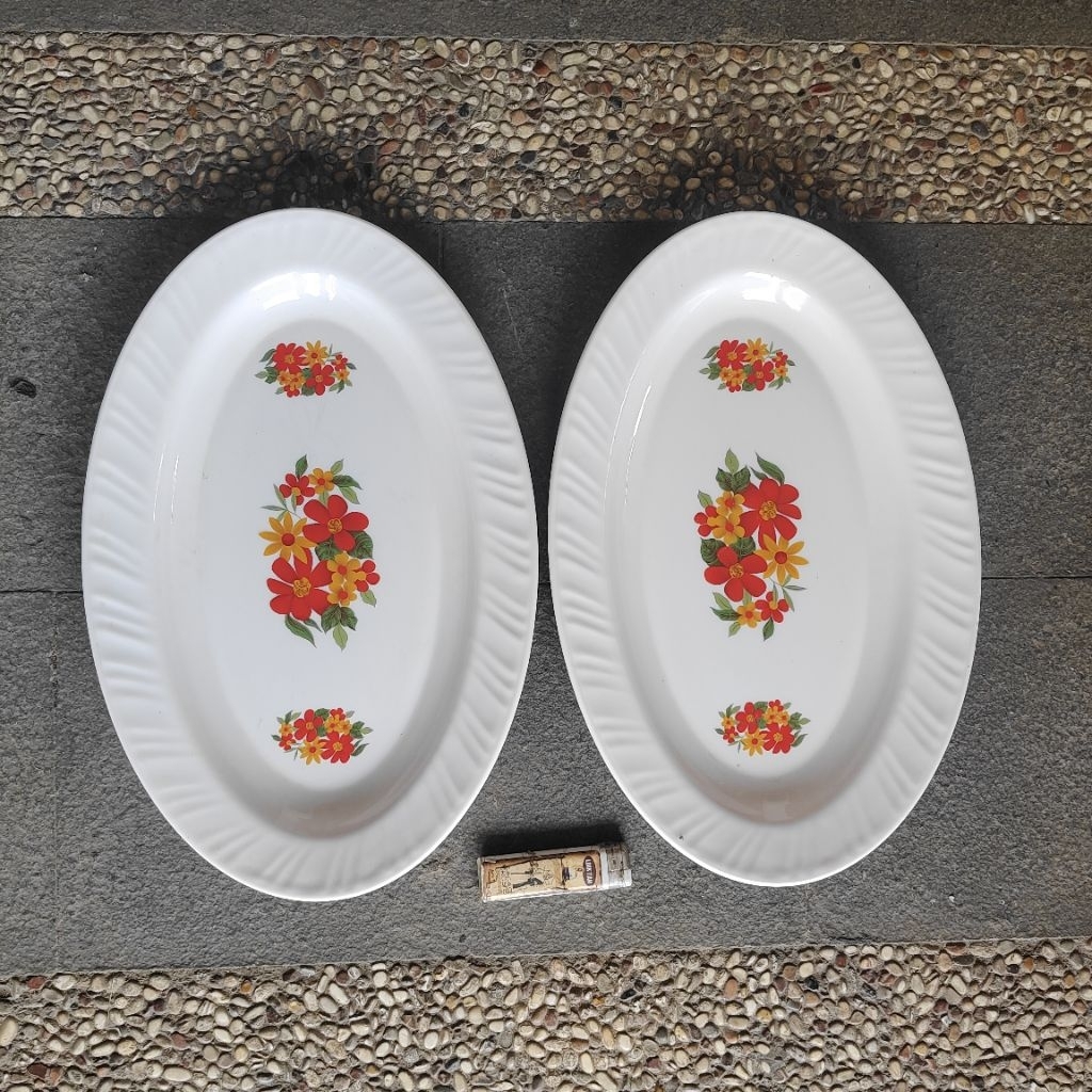 Pajangan Vintage 2 Lodor Piring Oval Porcelain Arcopal France