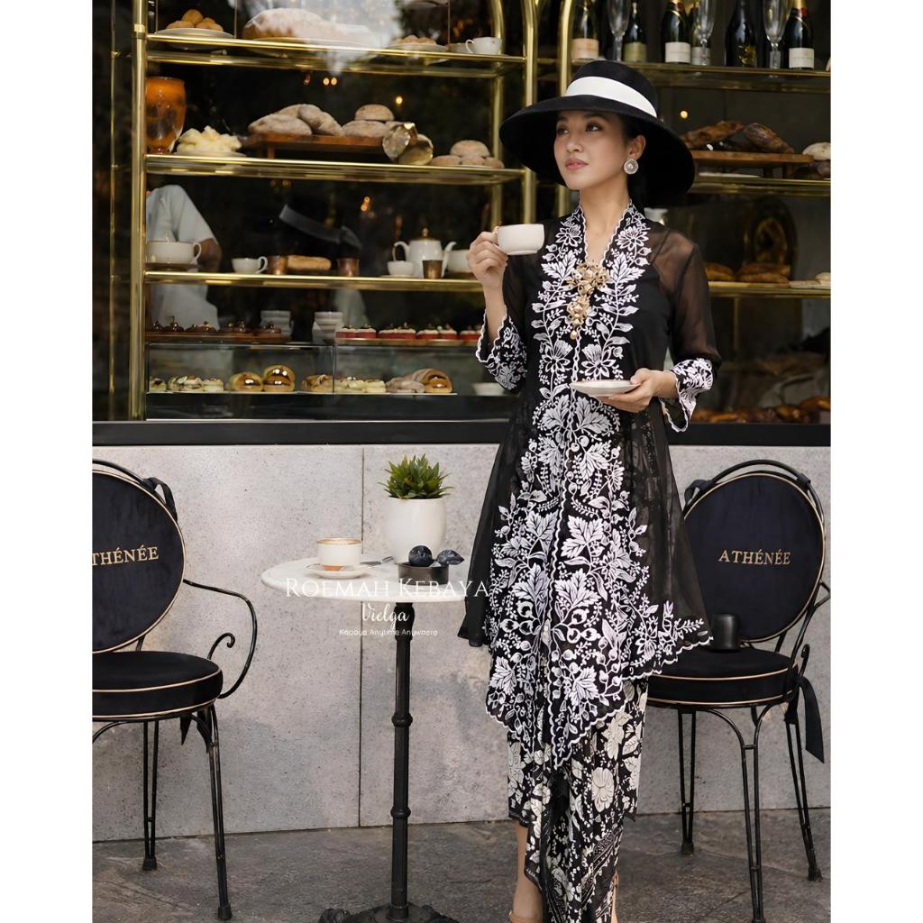 Kebaya Encim Panjang Tjampolay Black & White Timeless Heritage - Roemah Kebaya Vielga