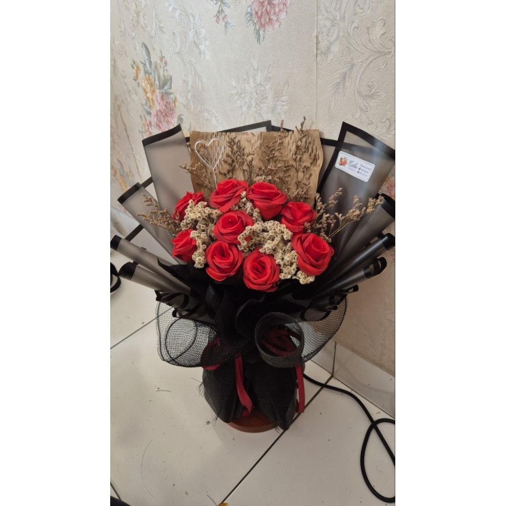 Buket Mawar Merah Elegan – Buket Wisuda / Kado Anniversary / Buket Bunga Artificial Premium Handmade