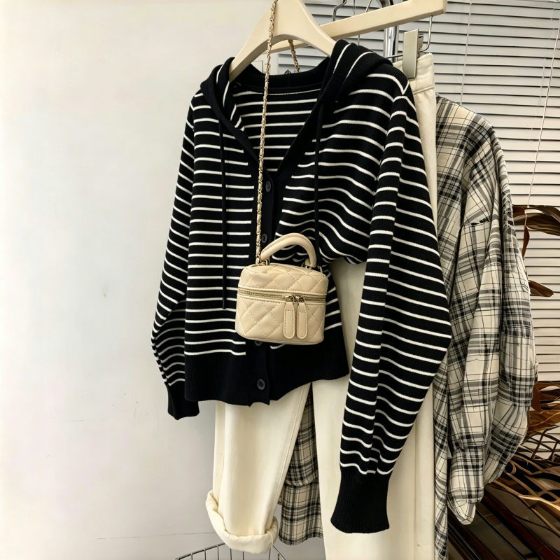 Cardigan Hoodie Rajut Motif Garis Putih Hitam Outer Rajut Lembut Nyaman untuk Wanita