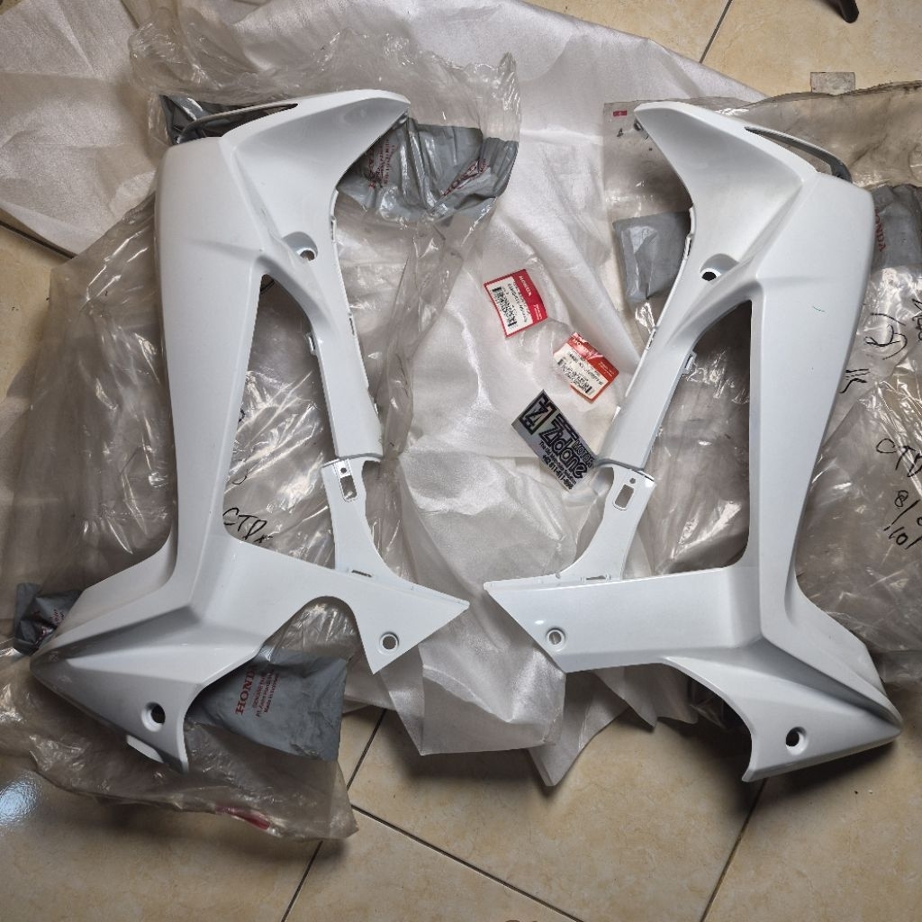 legshield tebeng sayap luar putih supra x125 x 125 batman kucing garong putih original AHM