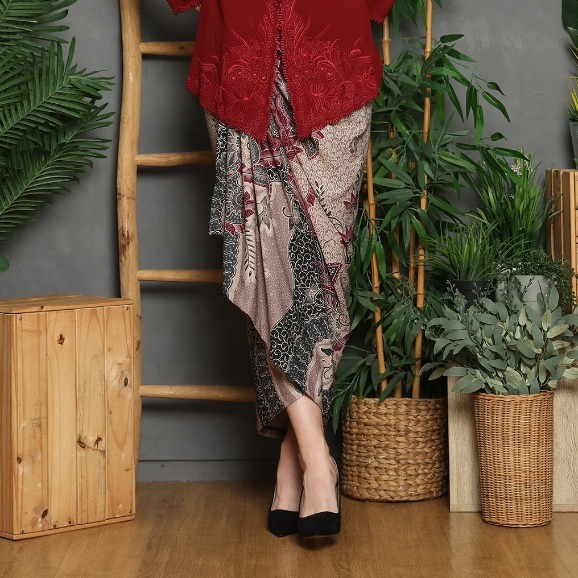 Lyne Halim Rok Batik Dobby Kerut Samping – Rok Lilit Modern Karet Pinggang, Marun SKT-8485