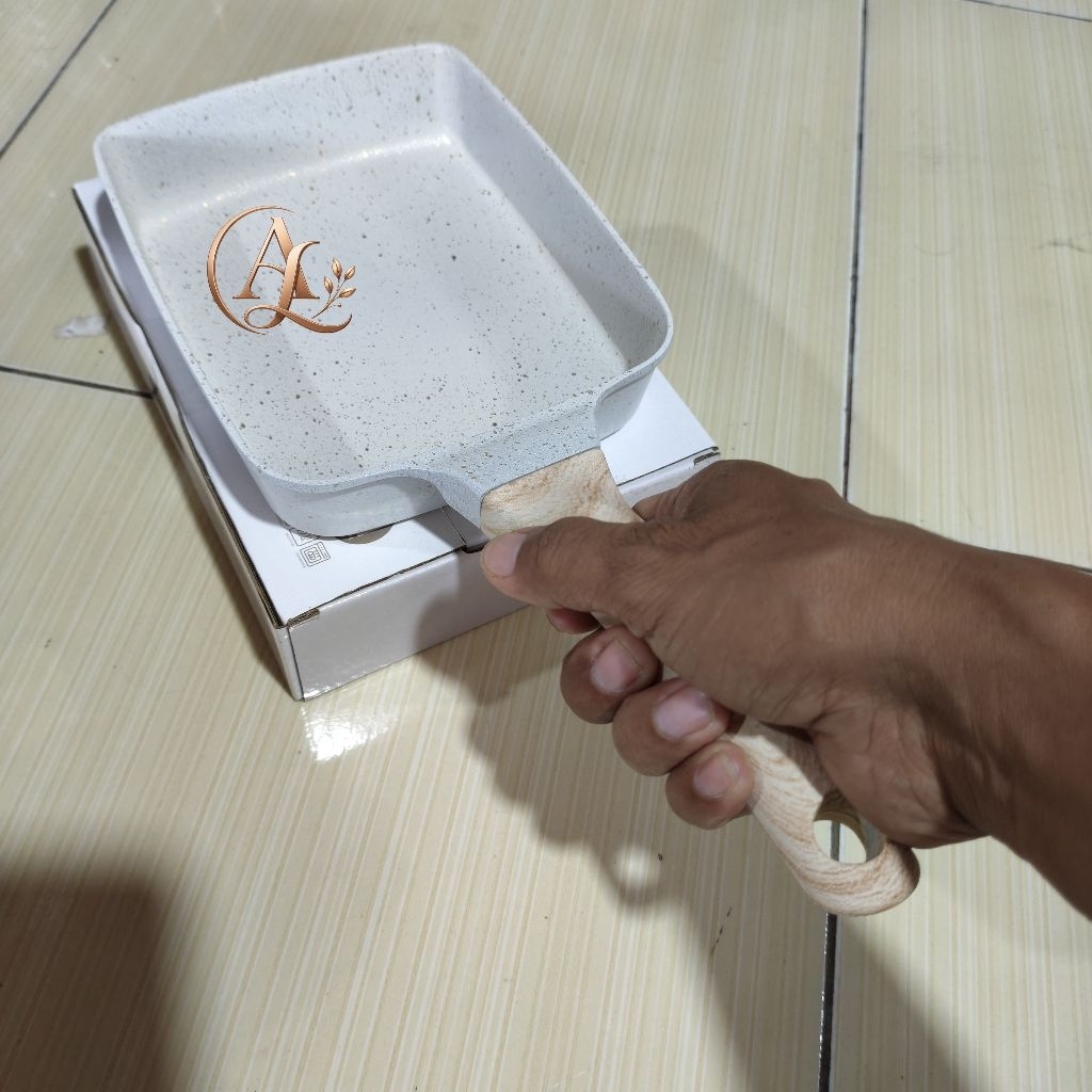 Wajan Penggoreng Telur Egg Pan dengan Pegangan Kayu dan Desain Elegan untuk Memasak Telur Kitchenwar