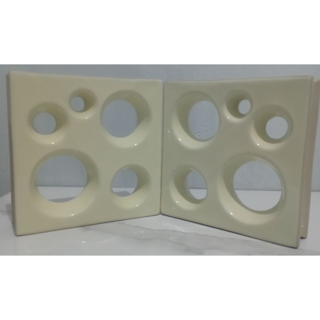 Roster Keramik warna putih dan Cream  ukuran  20x20 Cm