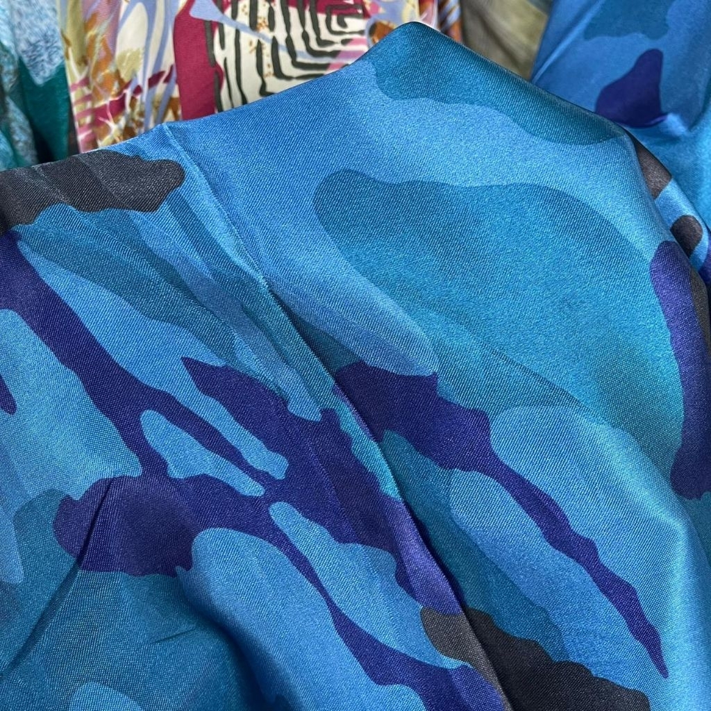 kain satin silk motif loreng premium - warna blue elektrik - kain satin silk original pj