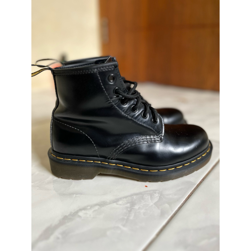 Preloved Dr. Martens ori 100% boots women 6 eye black smooth